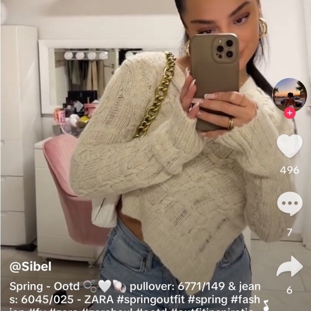 Zara Asymmetric Cropped Knit Sweater – Influencer Favorite 🤍
Size M • Cream